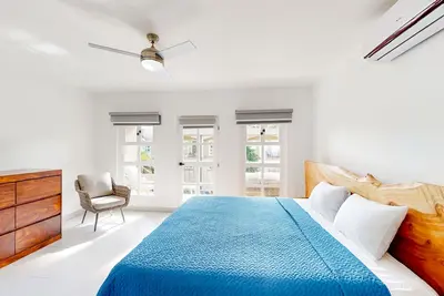 Image de Centrally located condo with full kitchen, Ac, W/D, & on-site pool