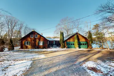Image de Riverfront retreat with a furnished deck, washer/dryer & fast WiFi