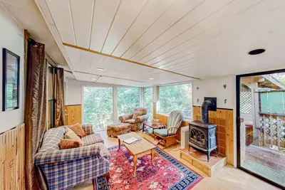 Image de Delightful coastal escape with private hot tub, generous patio, & nature views