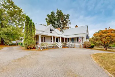 Image de Dog-friendly farmhouse with hot tub, outdoor areas, & 3 fireplaces