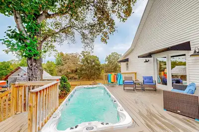 Image de Private home with separate cottage and expansive outdoor space - dogs ok