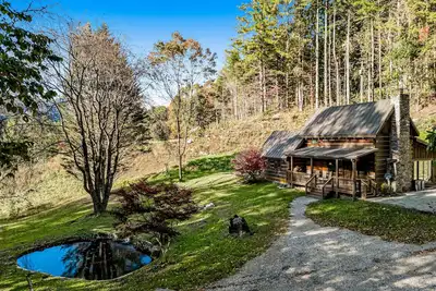 Image de Lovely forest retreat with fireplace, full kitchen, front porch, and pond views
