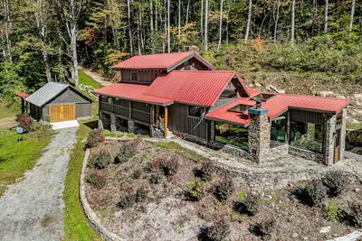 Image de Luxury forest retreat with wood stove, vaulted ceilings & pond view