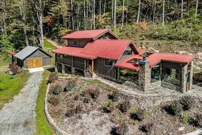 Image de Secluded luxury cabins with water views, game table, wood stove & outdoor dining