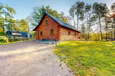 Image de Brand-new riverfront cabin with a open layout, gas grill, and W/D - dog-friendly