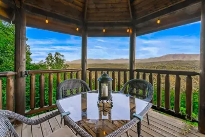 Image de Enchanting cabin retreat w/hot tub & amazing deck views +free attraction tickets