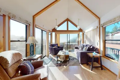 Image de Tranquil dog-friendly coastal escape with private hot tub, patio, & nature views