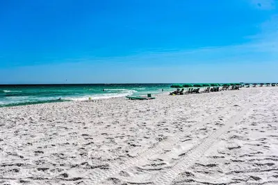 Image de Updated condo near the beach with a balcony, W\/D, & Ac - snowbird-friendly