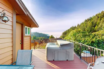 Image de Private cabin close to trails with hot tub, grill, and dazzling ocean views