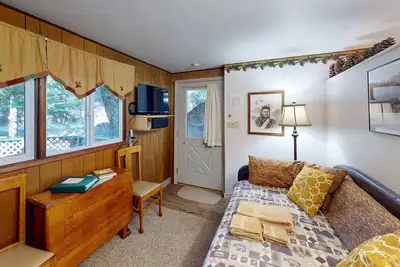 Image de Wallowa Lake historic studio with private deck, mountain view, & nearby pond