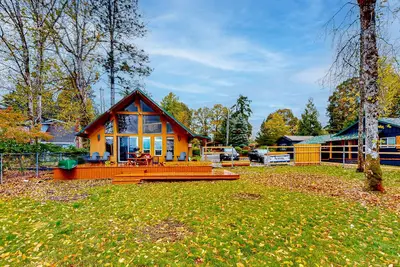 Image de Peaceful lakeside home with wood-burning fireplace, patio, loft, & washer/dryer