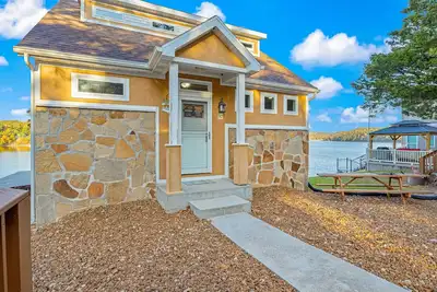 Image de Charming dog-friendly lake retreat with fire pit, patio, dock, & amazing views