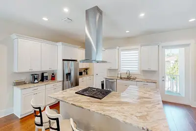 Image de Luxury townhome with gulf view, open layout, & rooftop patio - snowbird-friendly