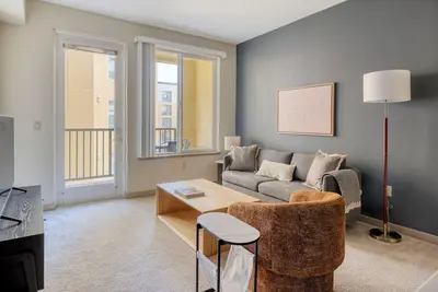 Airy Dublin 2br w/ Pool & A/C, nr Shopping & Groceries, by Blueground