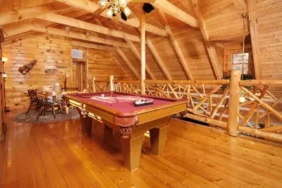 Image de Hot Tub Soaks, Fireside Chats, Pool Tournaments, Cozy Cookouts & Nearby Attractions - Laughing Bear