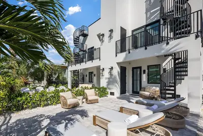 Image de Milos Beach House-New Luxe Haven Steps from Beach -New Rooftop Pool 36 Ft Long