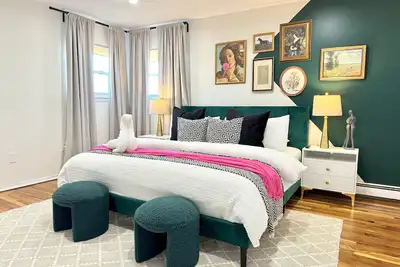 Image de Chic 2-Bed Apt Free Wi-Fi/King Bed/ Parking & Mid-Century Charm