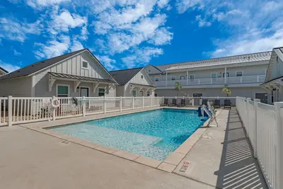 Image de Golf Cart Included, Pet Friendly, Shared Pool, Parking for 1 Vehicle