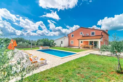 Image de Grande villa avec piscine et jardin clôturé