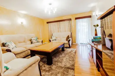 Image de Luxury Retreat in Nairobi's Upperhill: Parking, Security, Modern Design!
