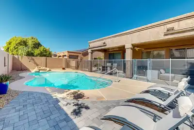 Image de Sun-soaked home with game tables, office, fireplace, & mtn view