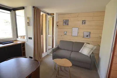 Image de Studio rénové au pied des pistes avec balcon et cuisine équipée