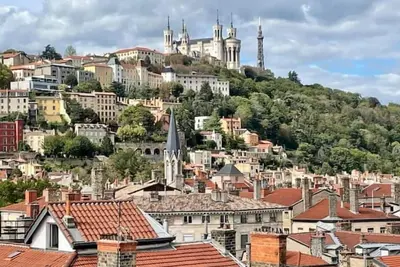 Image de Maison de deux niveaux posée sur 1 toit d'immeuble  avec vue extraordinaire!