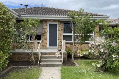 Image de The stylish Mordi Gem with alfresco deck! 5 min walk- beach, restaurants, shops