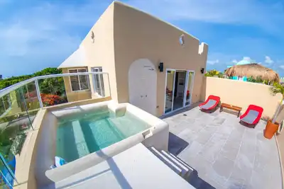 Family getaway in this charming townhouse just steps away from Yal Ku Laggon!