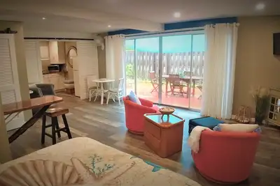 Image de Cozy, private, tropical cottage studio close to beach, stores, and restaurants.