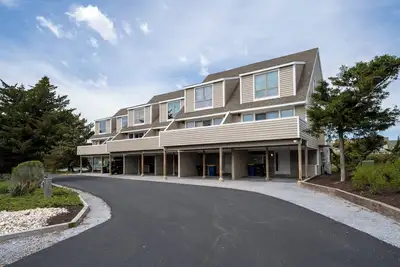 Image de Close to the beach with community pool!