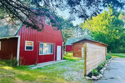 Image de New! Renovated Barn - Guest house, 10 acres property, dog-friendly, free Wifi