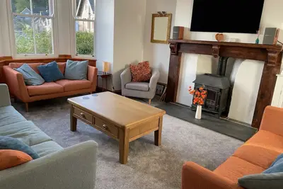 Image de New listing - Super comfortable large house in middle of Lynton!