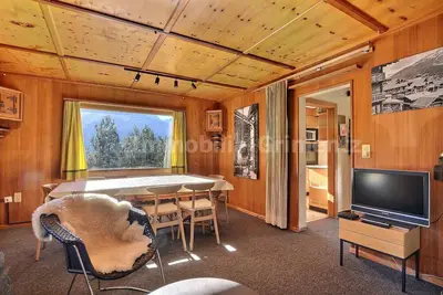Image de Chalet de confort moyen sur 2 étages pour 8 personnes, salon avec cheminée, cuisine séparée avec lav
