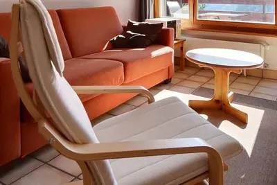 Image de Appartement confortable pour 2 à 4 personnes, salon avec 1 divan-lit double, coin cuisine avec lave-