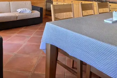 Image de Appartement confortable pour 5 à 6 personnes, salon avec 1 divan-lit, coin cuisine avec lave-vaissel