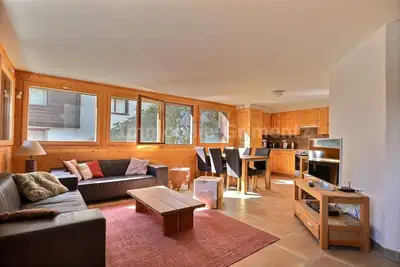 Image de Appartement très confortable pour 7 personnes, salon avec poêle, coin cuisine avec lave-vaisselle, 2