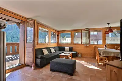 Image de Appartement très confortable pour 6 personnes, salon avec poêle, coin cuisine avec lave-vaisselle, 1