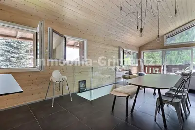 Image de Appartement confortable sur 2 étages pour 4 à 6 personnes, salon avec 1 divan-lit double, coin cuisi