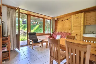 Image de Appartement confortable pour 2 à 4 personnes, salon avec 1 divan-lit, coin cuisine avec lave-vaissel