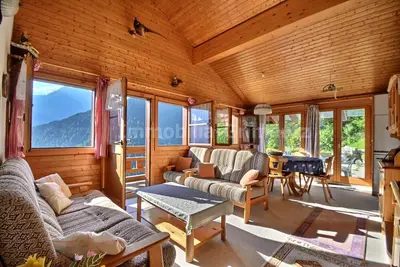 Image de Chalet confortable sur 2 étages pour 7 à 8 personnes, salon, coin cuisine avec lave-vaisselle, 1 cha