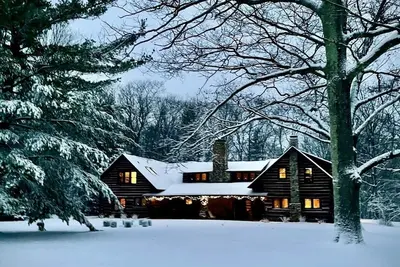 Image de Log lodge estate in northern Michigan. A one of a kind up north experience.