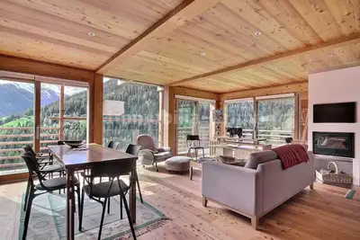Image de Chalet très confortable sur 3 étages pour 8 personnes, salon avec cheminée, coin cuisine avec lave-v