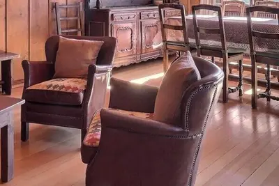 Image de Chalet rustique confortable sur 2 étages pour 7 à 8 personnes, salon, cuisine séparée avec lave-vais