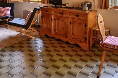 Image de Chalet confortable sur 2 étages pour 7 personnes, salon avec cheminée, coin cuisine avec lave-vaisse