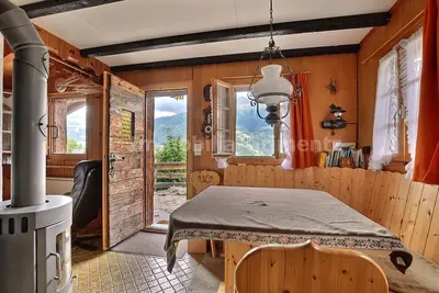 Image de Chalet de confort moyen sur 3 étages pour 3 à 4 personnes, cuisine avec petit salon, 1 chambre à 1 l