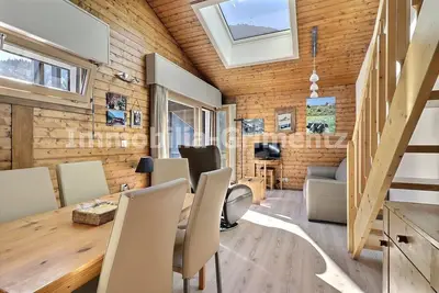 Image de Studio confortable sur 2 étages pour 2 à 4 personnes, salon avec 1 divan-lit, coin cuisine avec lave