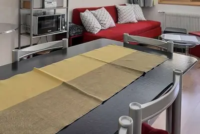 Image de Appartement confortable pour 2 à 4 personnes, salon avec 1 divan-lit double, coin cuisine avec lave-