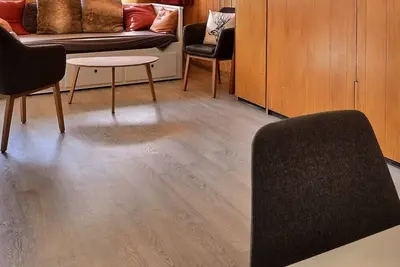 Image de Studio confortable pour 2 à 4 personnes, salon avec 4 lits, coin cuisine, bain-Wc, balcon, 3ème étag