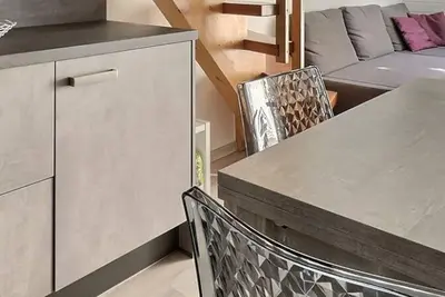 Image de Appartement mansardé confortable sur 2 étages pour 4 à 5 personnes, salon, coin cuisine avec lave-va